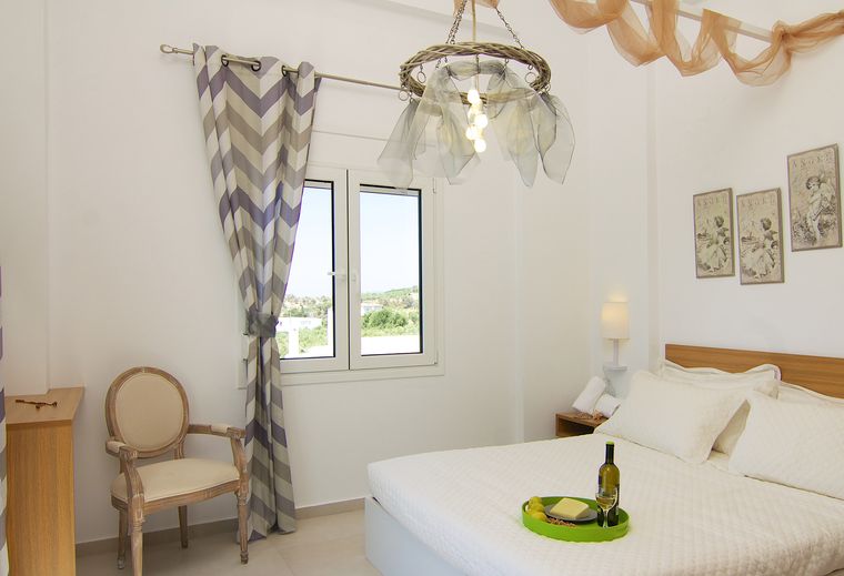 Villa Aada bedroom with double bed and a view into the greenery